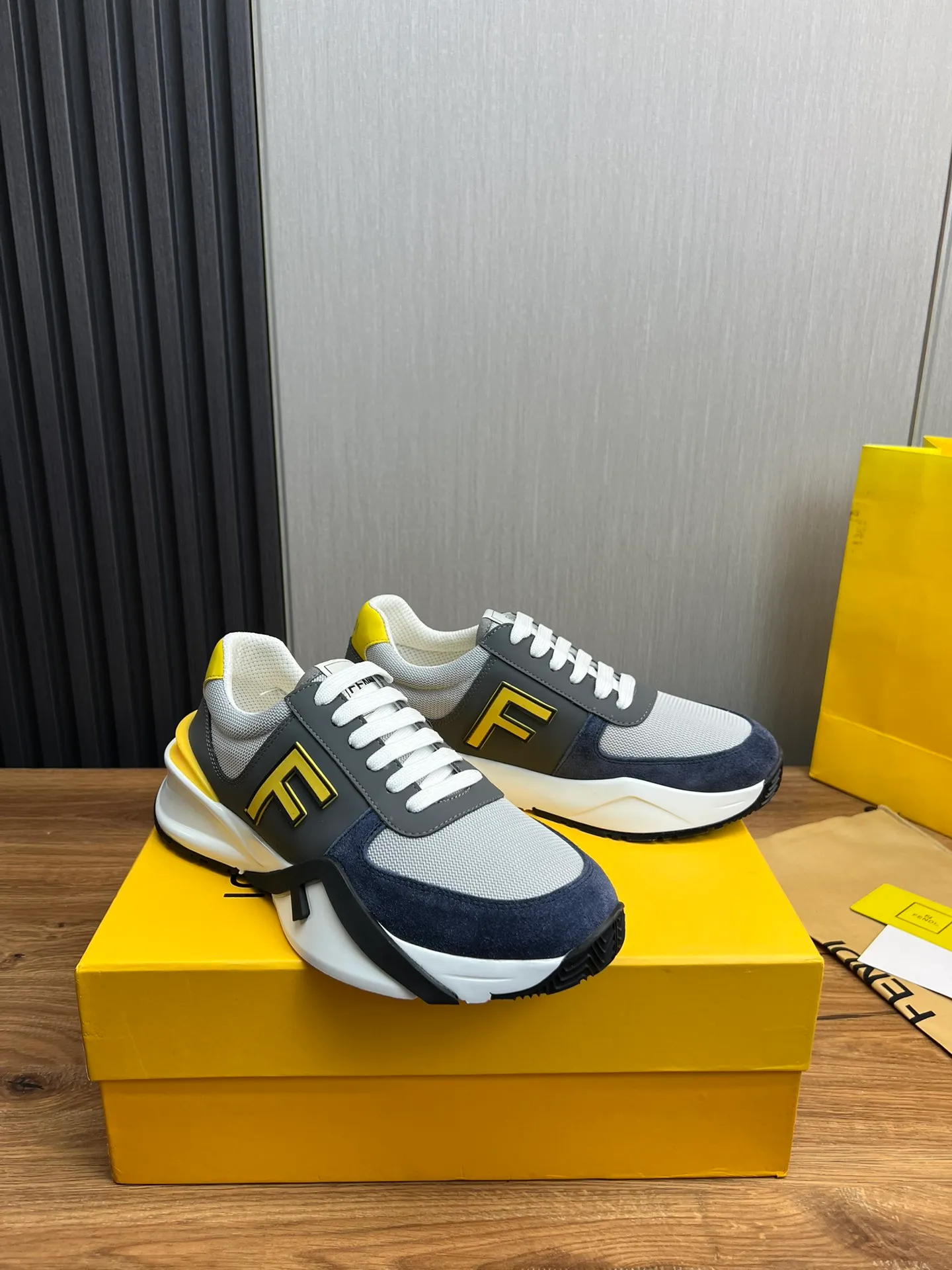 Men's shoes 💰520💰 Fendi [Fendi] hot style is on the market 🔥Fashionable casual men's shoes 🔱 Made of original cowhide + breathable mesh lining + sheepskin feet, perfect shape, top quality, you deserve it 🔜Original outsole, ultra-light, non-slip and wear-resistant 👣 Standard size 38-44 (customized in 45)